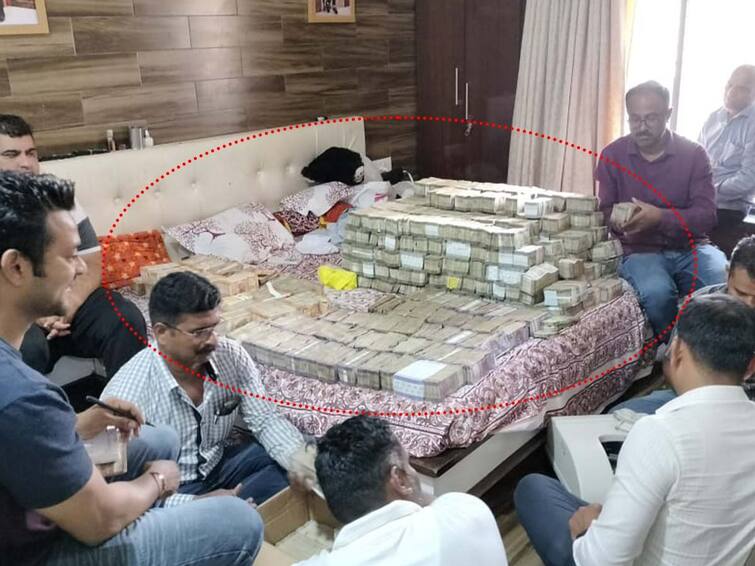 Nagpur Online Fraud businessman cheated 58 crores through online games; 18 crore cash, 15 kg gold seized from accuseds house in Gondia Nagpur Online Fraud : नागपुरातील व्यापाऱ्याला ऑनलाईन गेमच्या माध्यमातून 58 कोटींचा गंडा; आरोपीच्या घरातून 18 कोटींची रोकड, 15 किलो सोनं जप्त