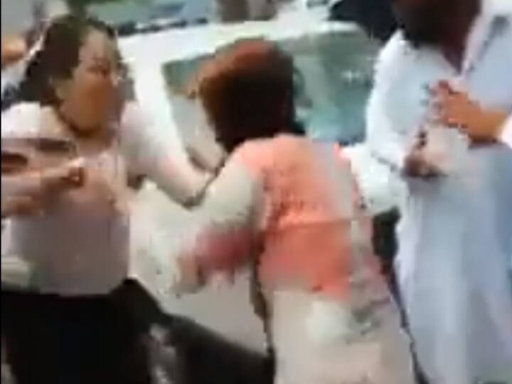 Pakistan former Chinese ambassador Nong Rong wife beat maid in Lahore video goes viral Pak Chinese Ambassador: बिना परमिशन नौकरानी पीने लगी जूस तो चीनी राजनयिक की वाइफ को आया गुस्सा, सड़क पर कर दी पिटाई, देखें वीडियो