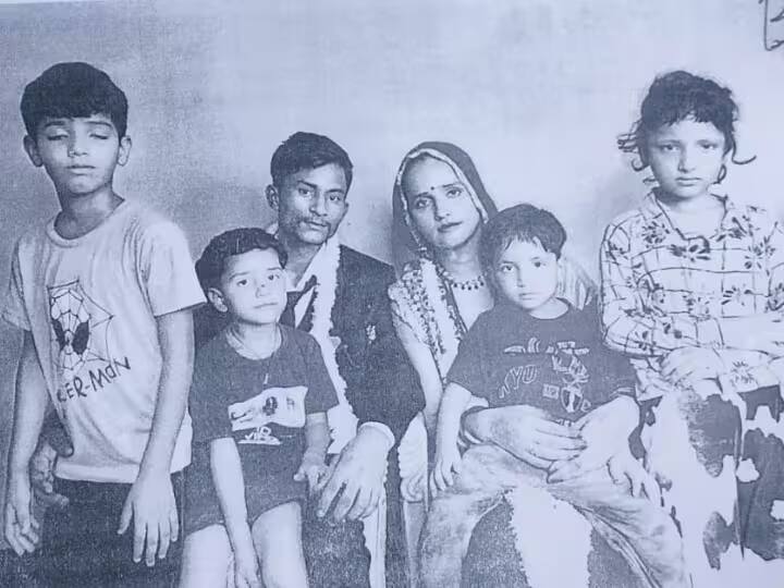सीमा पाकिस्तान से नेपाल के रास्ते भारत आई थीं और ग्रेटर नोएडा में सचिन नाम के युवक के साथ रहने लगीं. वह अपने चारों बच्चों को भी अपने साथ भारत लेकर आई हैं.