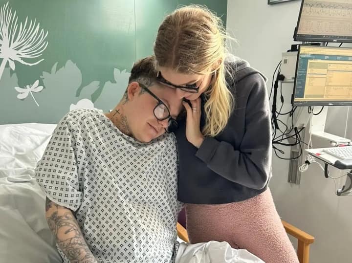 Transgender father Caleb Bolden gives birth to a child in England पिता ने दिया बच्ची को जन्म, वजह जान हो जाएंगे हैरान, जानें कैसे हुआ ये मुमकिन