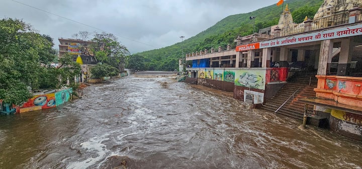 देवभूमी द्वारका, भावनगर, भरूच, सुरत, तापी, वलसाड आणि अमरेली या जिल्ह्यांमध्ये शनिवारी मुसळधार पाऊस झाला.