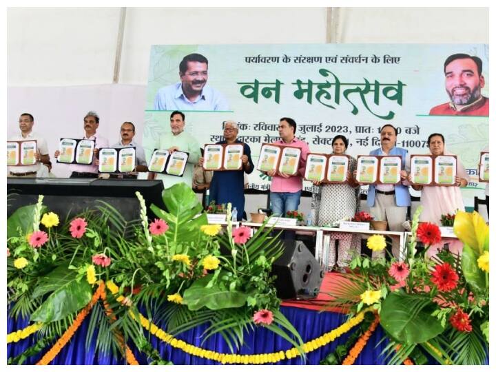 Van Mahotsav organized in West Delhi, hundreds of people along with Environment Minister Gopal Rai took a pledge to make the capital green Delhi News: बाढ़ से निपटने के बाद अब दिल्ली को हरा भरा बनाने की तैयारी, वन महोत्सव का किया गया आयोजन