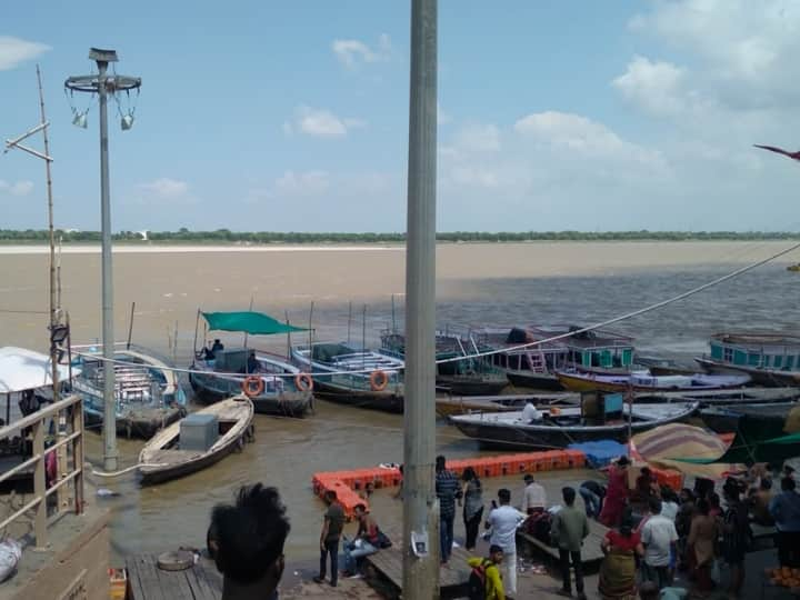 Varanasi Ganga Water Level: वाराणसी में बीते कुछ दिनों से बढ़ते जलस्तर की रफ्तार कम हुई है. केंद्रीय जल आयोग के मुताबिक रविवार को सुबह 6 बजे गंगा जलस्तर 1 सेमी की रफ्तार से बढ़ रहा था.