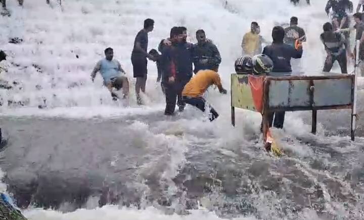 कुटुंबीय आणि मित्र मंडळींना सोबत घेत पर्यटकांनी वर्षाविहाराचा आनंद लुटत आहे.