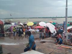 IN Pics: वाराणसी में गंगा के जलस्तर की रफ्तार हुई धीमी, NDRF की टीम कर रही है पेट्रोलिंग