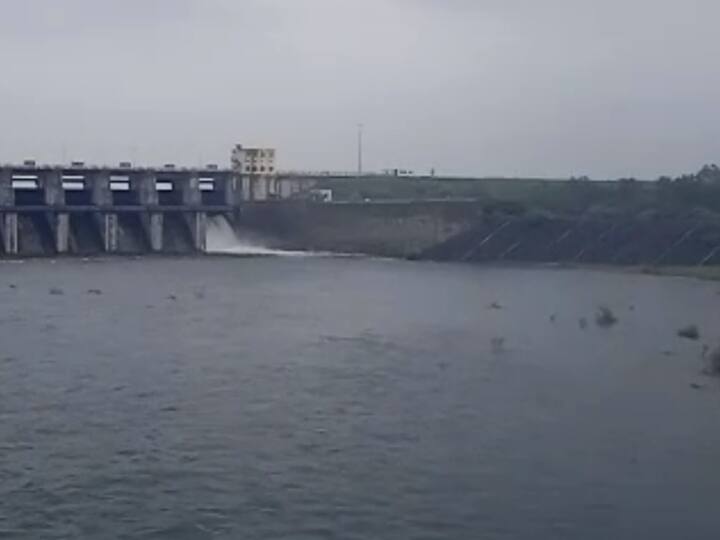 वर्धा नदीच्या काठावर वसलेल्या हिंगणघाट तालुक्यातील कान्होली या गावाला मागील वर्षी पुराच्या पाण्याने वेढले होते.