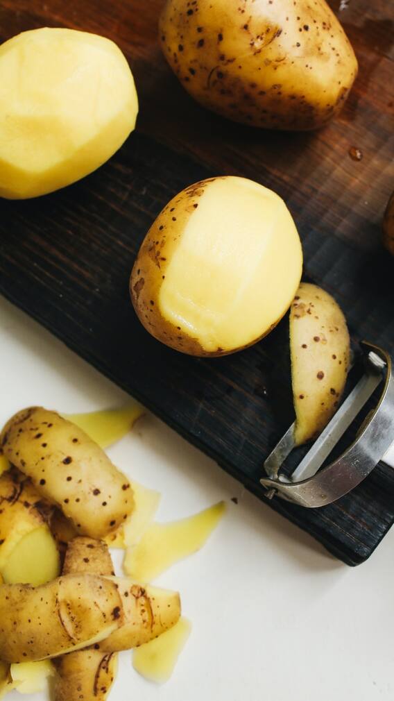 আলুর খোসা ফেলে দেন নাকি ! কতগুণ জানেন?