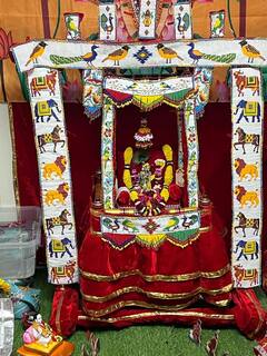 Hindola:  કેનેડામાં અધિક માસમાં હિંડોળાના મનમોહક દર્શન કરવા ભક્તો ઉમટ્યાં, જુઓ તસવીરો