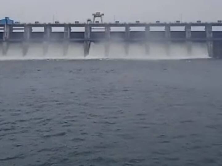 निम्न वर्धा प्रकल्पातुन पाण्याचा विसर्ग सुरू असल्याने वर्धा आणि यशोदा नदीच्या पाणी पातळीमध्ये वाढ झाली आहे.