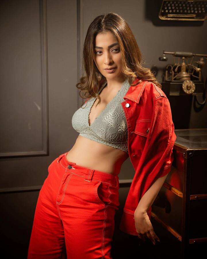 ఈమె ఐటెమ్ గర్ల్ గా మారింది. హీరోయిన్ ను మించిన అందం ఈమెది.