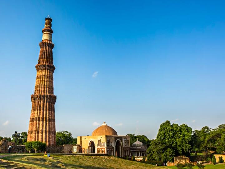 Is Mughal Mosque near Qutub Minar a protected monument Delhi High Court asks Archeological Survey of India Mughal Mosque: 'कुतुब मीनार की मुगल मस्जिद संरक्षित स्मारक?, बताए ASI', नमाज अदा करने पर रोक के खिलाफ दिल्ली HC में सुनवाई