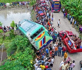 In Bangladesh, a bus fell into a lake in a terrible accident, 17 people died and 35 were injured. Accident: તળાવમાં બસ ખાબકતા સર્જાયો ભંયકર અકસ્માત, 17 લોકોના મોત, 35થી વધુ ઘાયલ