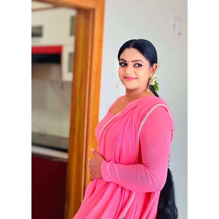తెలుగు సీరియల్స్ అన్నీ ఓ లెక్క కార్తీకదీపం మరో లెక్క. బుల్లితెర బాహుబలి గా నిలిచిపోయిందంటే అంత ఆదరణ దక్కించుకుంది మరి. ఈ సీరియల్ సక్సెస్ క్రెడిట్ ఇందులో నటించినవారందరకీ దక్కుతుంది కానీ సింహభాగం మాత్రం వంటలక్క దీపగా నటించిన ప్రేమీ విశ్వనాథ్ దే.