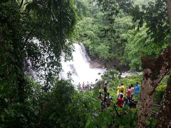 Sindhudurg Heavy Rain : तळकोकणात आठवड्याची सुट्टी आणि पावसाचा कमी असलेला जोर यामुळे पर्यटक मोठ्या संख्येने पर्यटन स्थळी दाखल झाले आहेत.