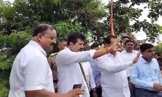 नुकसानग्रस्त भागातील नागरिकांनी मंत्री पाटील यांच्यासमोर फोडला टाहो