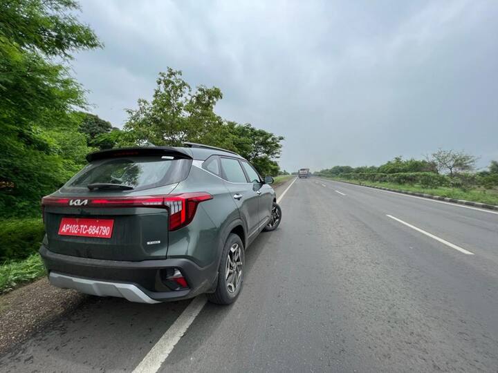 It also looks sharper, the new Seltos and the facelift is not too subtle yet also does not change the overall look in terms of the shape. That said, you can easily distinguish it for a larger grille along with new DRLs which stretch into the grille along with new LED headlamps plus the 'ice-cube' like LED fog lamps are divided into four of them. The skid plate is new and so is the bumper. This does add some bulk to the design while also increasing the length. Do note that the X-Line and the GT-Line have different design elements too. (Image Credit: Somnath Chatterjee)
