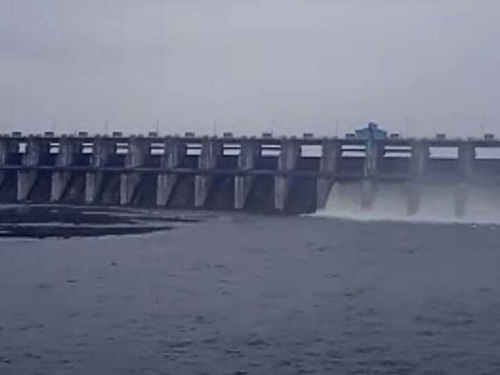 निम्न वर्धा धरणाचे 25 दरवाजे उघडण्यात आले आहे.