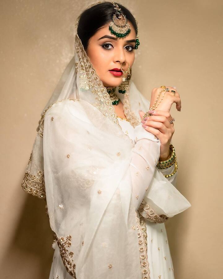 ఈ ఫోటోలకు చాలా మంది లవ్ ఎమోజీలు కామెంట్ చేస్తున్నారు. (Image Courtesy : sreemukhi / Instagram)