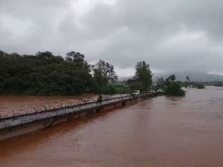 कोल्हापुरात पंचगंगा नदी इशारा पातळीकडे गेल्याने जिल्हा प्रशासन देखील अलर्ट मोडवर आहे.