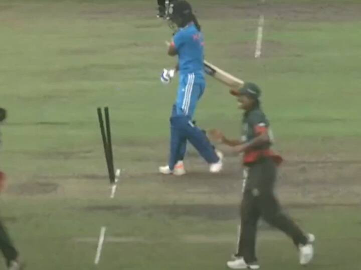 INDW vs BANW 3rd ODI Indian captain Harmanpreet Kaur hit the stump with bat after she given out watch viral video Watch: अंपायर के फैसले से नाखुश हरमनप्रीत कौर ने स्टंप पर मारा बल्ला! तेज़ी से वायरल हो रहा वीडियो