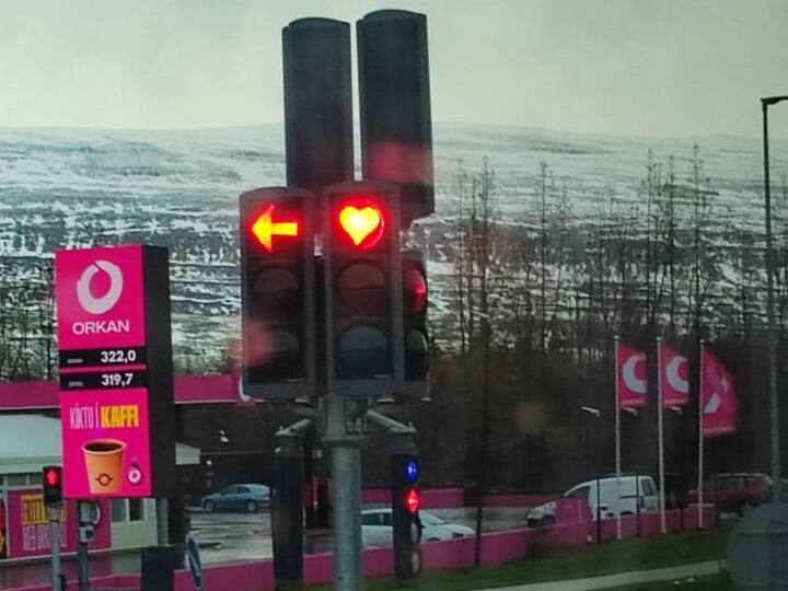 Iceland Traffic Light: आइसलैंड की सर्दियां बहुत ठंडी होती हैं. यहां छह महीने के अंधेरे और बर्फीले तूफानों के कारण सड़कें और पुल बंद हो जाते हैं.