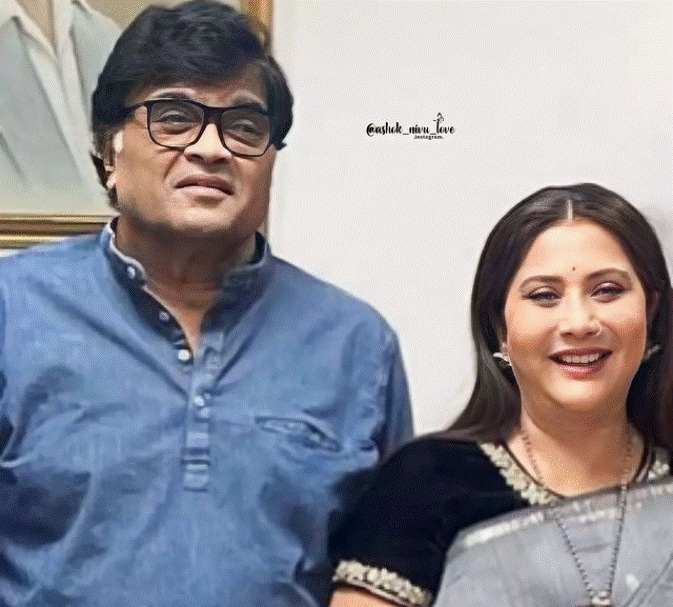 निवेदिता सराफ (Nivedita Saraf) या सध्या मी स्वरा आणि ते दोघं या नाटकामधून प्रेक्षकांच्या भेटीस येत आहेत. तसेच त्या भाग्य दिले तू मला या मालिकेत देखील काम करत आहेत. निवेदिता यांना इन्स्टाग्रामवर 132K फॉलोवर्स आहेत. त्या सोशल मीडियावर विविध पोस्ट शेअर करत असतात.