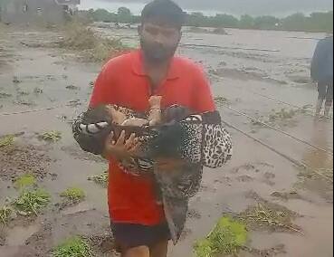 The fire department rescued the child in Jasdan Ishwariya village Rajkot: ફાયર વિભાગના જવાનને સલામ! ધસમસતા પાણી વચ્ચે નાના બાળકનું રેસ્ક્યૂ કરી બચાવ્યો જીવ