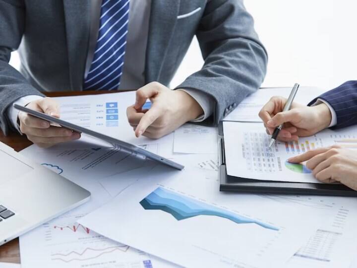 सेक्शन 80C एक महत्वपूर्ण छूट प्रदान करता है. इसके तहत आप 1.5 लाख रुपये तक की छूट पा सकते हैं. सेक्शन 80C के लिए आप PPF, ELSS, सुकन्या समृद्धि योजना, लाइफ इंश्योरेंस प्रीमियम, होम लोन, एनएससी और सीनियर सिटीजन सेविंग स्कीम में निवेश कर सकते हैं.