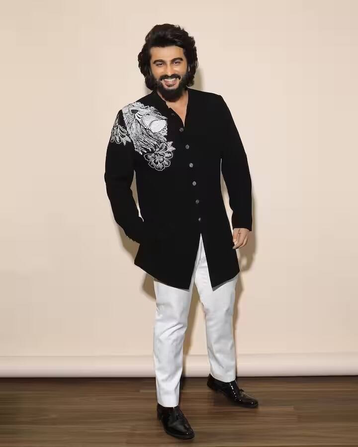 અર્જૂન કપૂર પણ સફેદ રંગ સાથે કાળો લાંબો કૉટ પહેરીને દેખાઇ રહ્યો છે, તસ્વીરોમાં ખૂબ જ સુંદર લાગી રહ્યો છે. આ ભાઈ-બહેનની જોડીએ ફરી એકવાર ચાહકોનું દિલ જીતી લીધું છે.