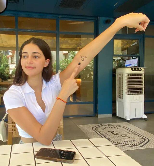 અભિનેત્રી અનન્યા પાંડેએ તાજેતરમાં સોશિયલ મીડિયા પર બિકીની તસવીરો શેર કરી છે. જેમાં તે તેના પરફેક્ટ ફિગરને ફ્લોન્ટ કરતી જોવા મળી હતી.