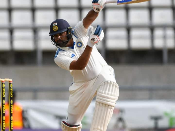 Rohit Sharma Record: भारतीय कप्तान रोहित शर्मा ने त्रिनिदाद टेस्ट में एक उपलब्धि अपने नाम कर ली है. वे टेस्ट क्रिकेट में लगातार 30 बार डबल डिजिट स्कोर बनाने वाले पहले खिलाड़ी बन गए हैं.