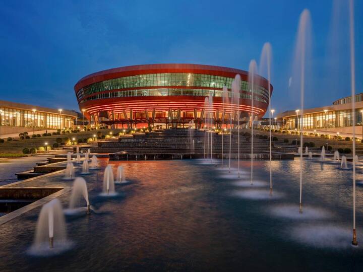 The convenience of visitors is a priority at the IECC, reflected in the provision of over 5,500 vehicle parking spaces. The ease of access through signal-free roads ensures that visitors can reach the venue without any hassle. (Image Source: Ministry Of Commerce)