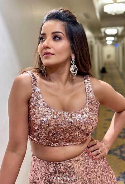 ਹਲਕੇ ਮੇਕਅੱਪ ਦੇ ਨਾਲ ਅਦਾਕਾਰਾ ਮੋਨਾਲੀਸਾ ਨੇ ਵੱਖ-ਵੱਖ ਅੰਦਾਜ਼ 'ਚ ਕਈ ਸਿਜ਼ਲਿੰਗ ਪੋਜ਼ ਦਿੱਤੇ ਹਨ, ਪ੍ਰਸ਼ੰਸਕ ਉਸ ਦੀਆਂ ਤਸਵੀਰਾਂ 'ਤੇ ਬੇਸ਼ੁਮਾਰ ਪਿਆਰ ਦੇ ਰਹੇ ਹਨ।