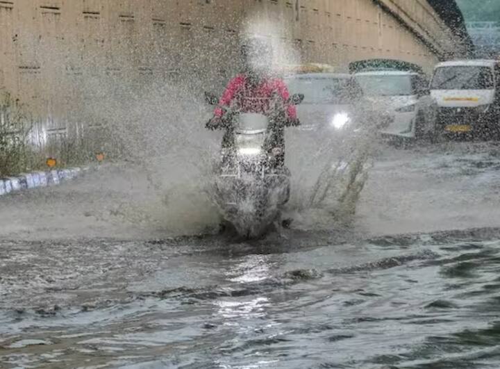 पावसामुळे राजस्थान, महाराष्ट्र आणि गुजरातमध्ये सर्वात वाईट स्थिती आहे. मुसळधार पावसाने सामान्य जनजीवन विस्कळीत झालं आहे.