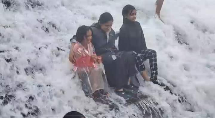 सह्याद्रीच्या पर्वत रांगेत वसलेलं लोणावळ्यातील भुशी धरण अखेर ओव्हर फ्लो झालं आहे.