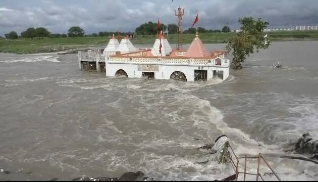 Three gates of Jamnagar's Rangamati Dam were opened by two feet Jamnagar Rain: રંગમતી ડેમના દરવાજા ખોલવામાં આવતા ખોડીયાર મંદિર પાણીમાં ગરકાવ, નિચાણવાળા વિસ્તારોને કરાયા એલર્ટ