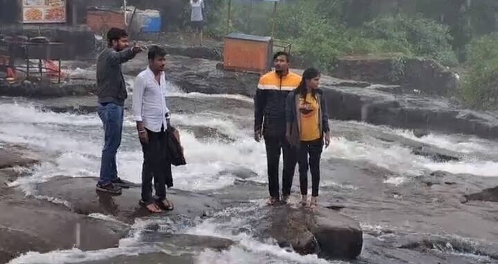 पायऱ्यावरुन ओसंडून वाहणारं धरण पर्यटकांना आकर्षित करत आहे.