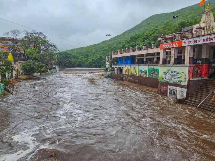 राज्य आपात अभियान केंद्र के मुताबिक, देवभूमि द्वारका, भावनगर, भरूच, सूरत, तापी, वलसाड और अमरेली ऐसे कई जिले हैं जहां शनिवार को भारी बारिश हुई.