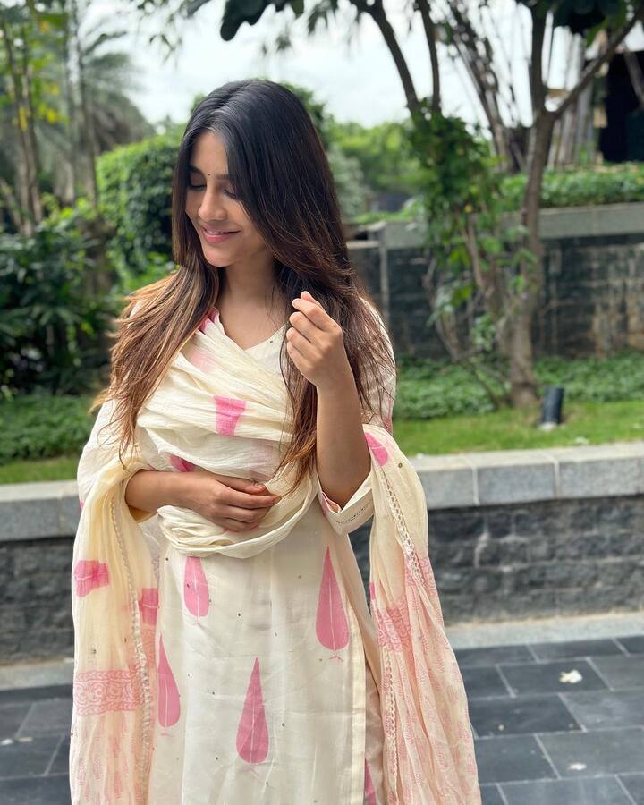 నభా నటేష్ చాలా పద్దతైన డ్రెస్సులో కనిపించింది. ఆమె కన్నడ, తెలుగు సినిమాలలో నటిస్తోంది.