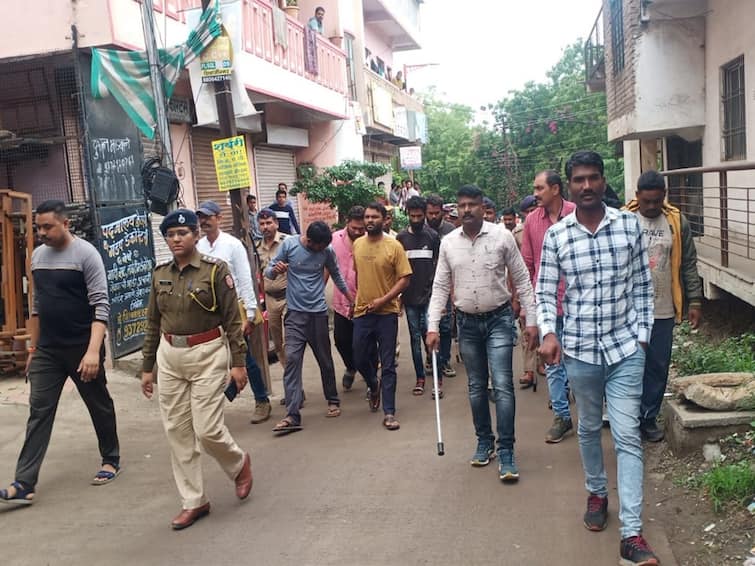 Aurangabad City Police police parade Durlabh Kashyap Gangster criminals कश्यप गँगच्या गुंडांची पोलिसांनी काढली रस्त्यावरुन धिंड; भाईगिरी मोडून काढण्यासाठी पोलिसांचा प्रयत्न