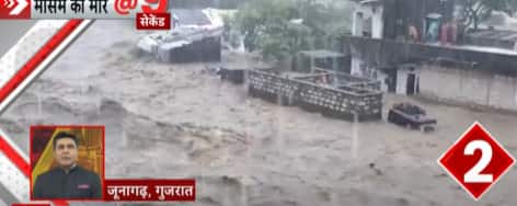 गुजरात में भारी बारिश से आया सैलाब, तिनके की तरह बही गाड़ियां