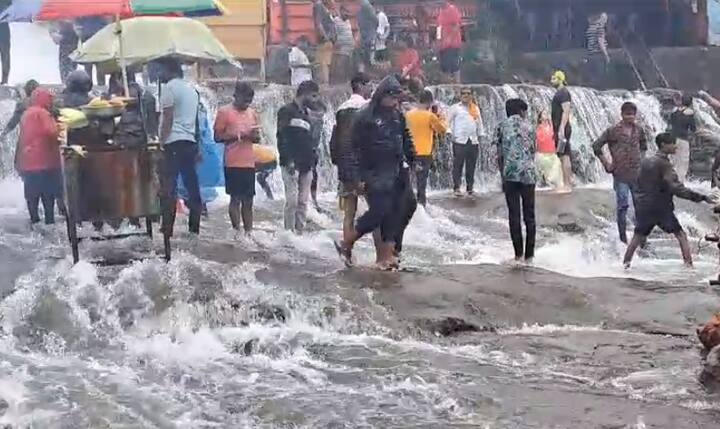 पर्यटकांच्या आकर्षणाचं केंद्रस्थान असलेलं भुशी धरण तुडुंब भरलं.