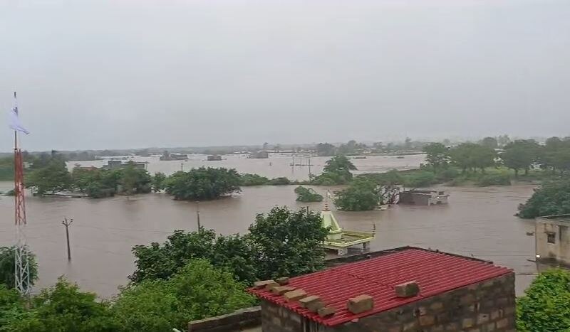 Junagadh Rain: જુનાગઢના મુળિયાસા ગામમાં ભારે વરસાદથી ઘર, ખેતરો ડૂબ્યા, ચોમેર પાણી જ પાણી