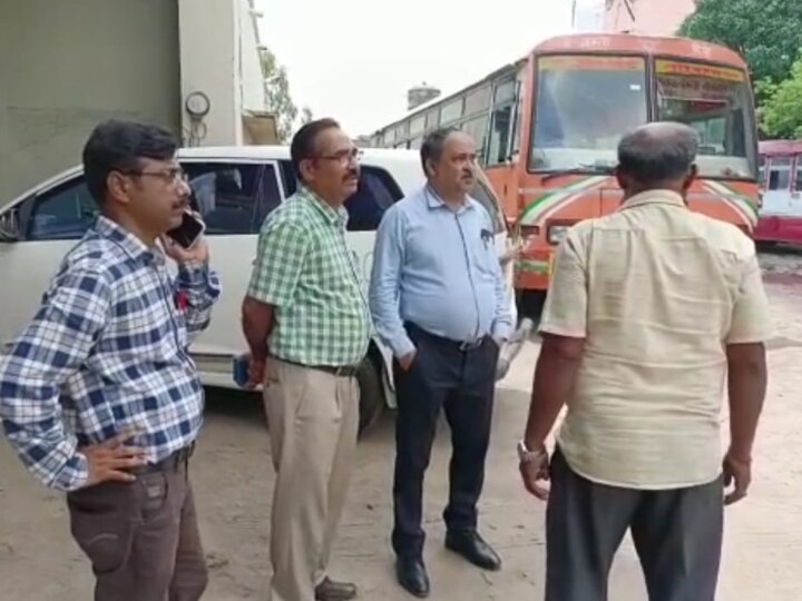 UP News: बस्ती पहुंचे IAS अधिकारी ने डिपो में खटारा बसों का किया रियलिटी चेक, खामियां मिलने पर जमकर लगाई लताड़