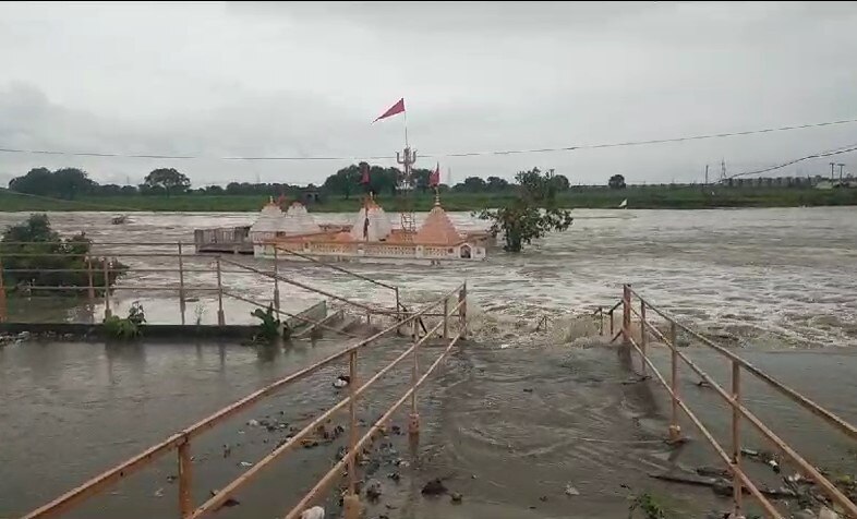 Jamnagar Rain: રંગમતી ડેમના દરવાજા ખોલવામાં આવતા ખોડીયાર મંદિર પાણીમાં ગરકાવ, નિચાણવાળા વિસ્તારોને કરાયા એલર્ટ