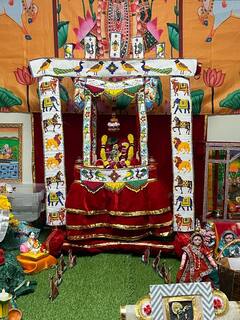 Hindola:  કેનેડામાં અધિક માસમાં હિંડોળાના મનમોહક દર્શન કરવા ભક્તો ઉમટ્યાં, જુઓ તસવીરો