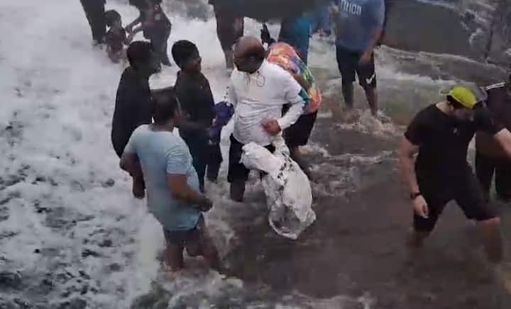 धरणाच्या पायऱ्यांवरुन पाणी वाहत आहे.