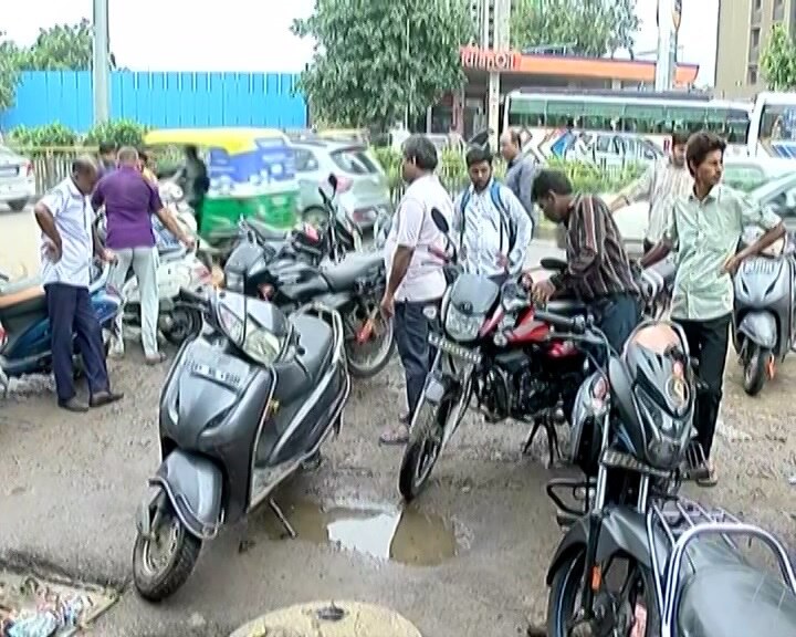 Ahmedabad Rain: આજે શહેરના મોટાભાગના ગેરેજો વાહનોથી ફૂલ, રૂટિન કરતાં 70 ટકા વધુ ગાડીઓ રિપેરિંગમાં પહોંચી