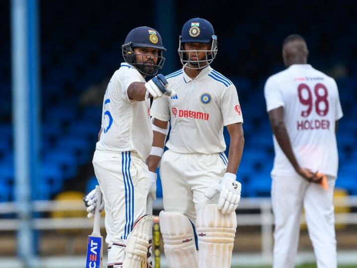 दिलचस्प बात यह है कि भारत की दूसरी पारी में रोहित और यशस्वी जायसवाल ने एक खास रिकॉर्ड अपने नाम कर लिया. यशस्वी-रोहित की जोड़ी ने बतौर ओपनर भारतीय टेस्ट इतिहास में सबसे तेज 50 रनों की साझेदारी निभाई. रोहित-यशस्वी ने 35 गेंदों में 50 रन बना लिए.