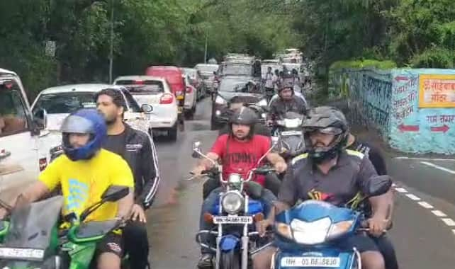 Tourists in Lonavala : लोणावळ्यात वीकेंडला पर्यटकांची मोठी गर्दी झाली असून वाहनांच्या सहा किलोमीटरपर्यंत रांगा लागल्या आहेत.